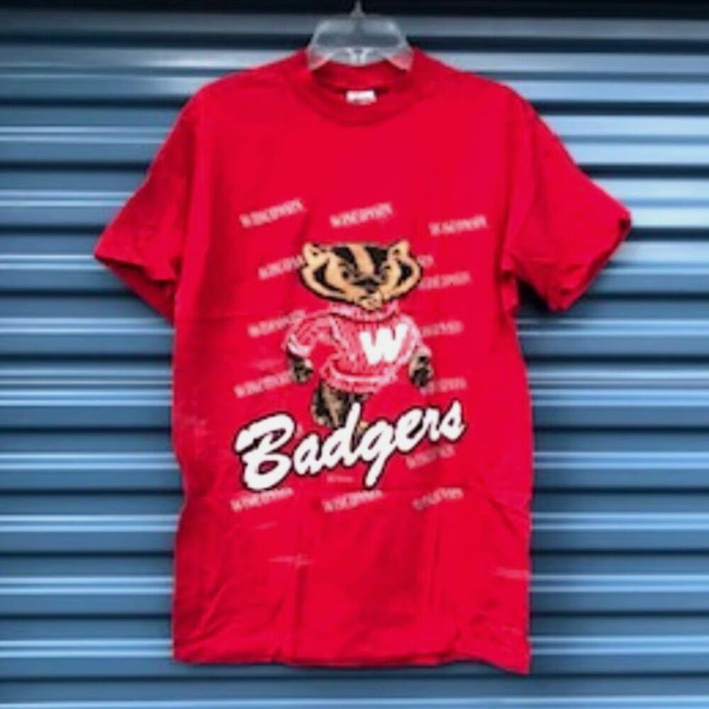 Size: Large {42-44} Wisconsin Badgers Tee Shirt . New w/o Tags
